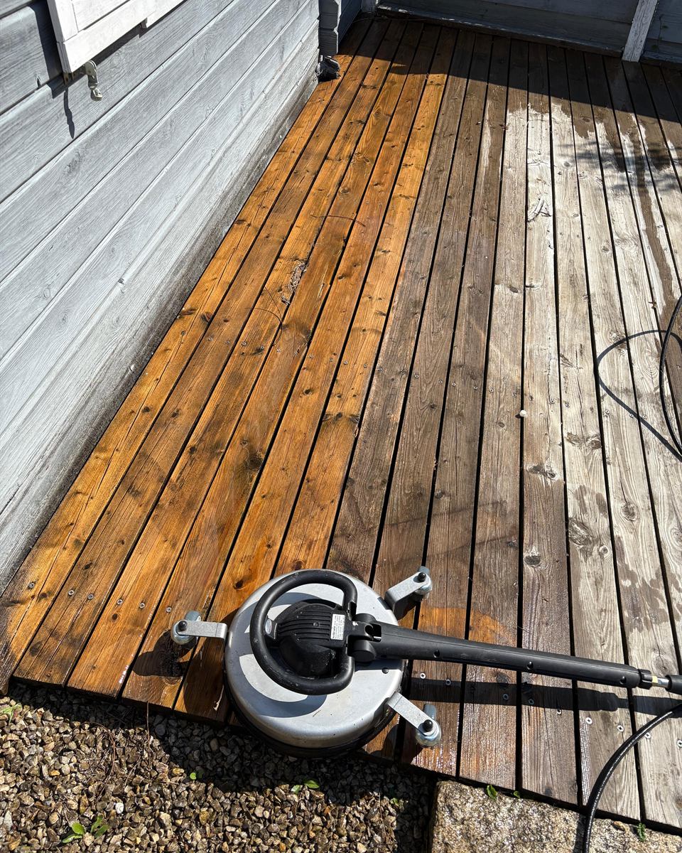 Terrassenreinigung: Holzterrasse halb gereinigt, links vergraut, rechts sauber, mit Flächenreiniger